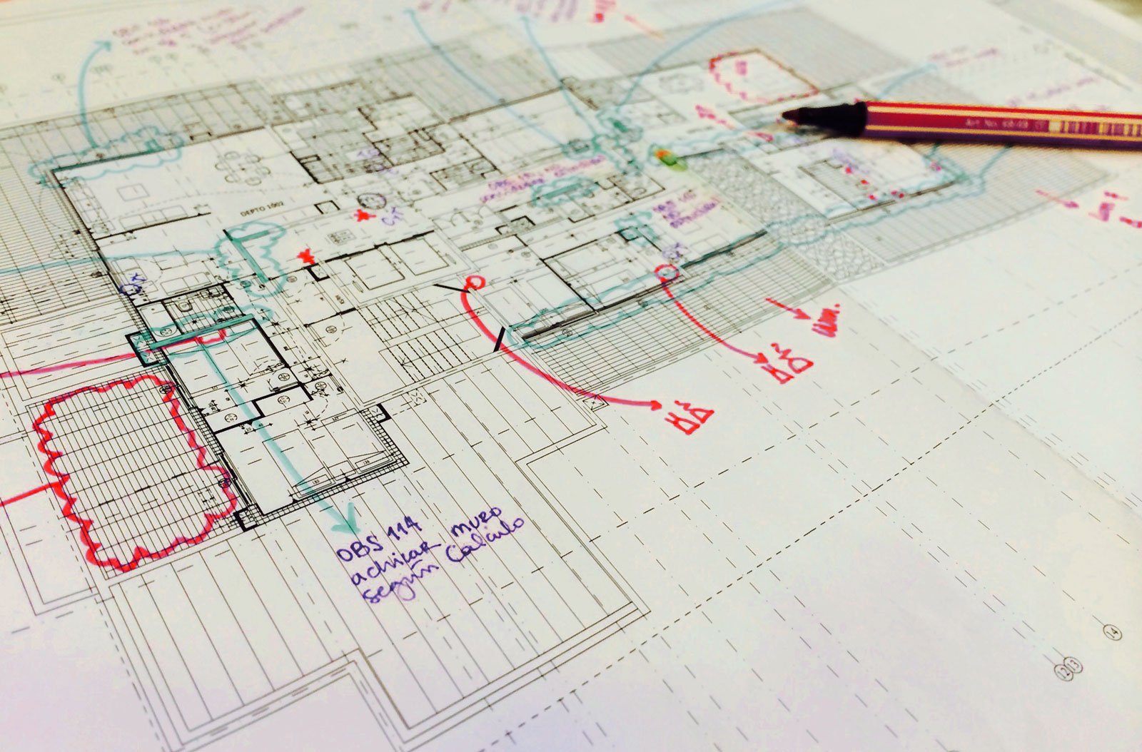 Plano de proyecto con correcciones a lápiz
