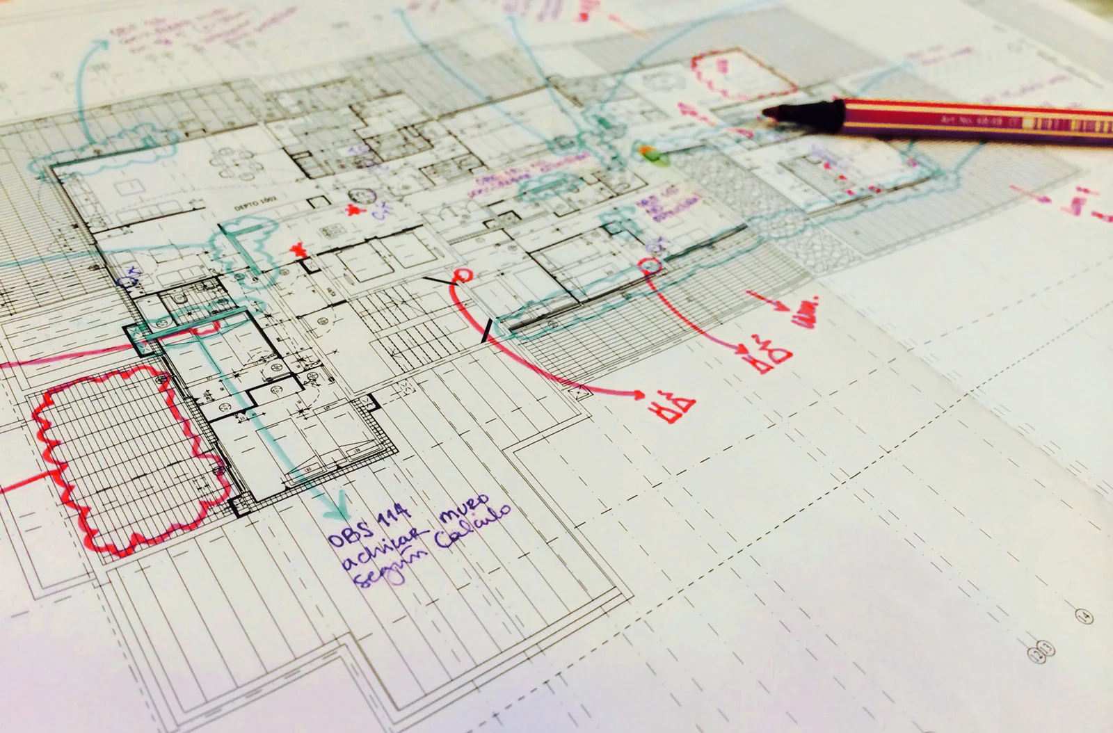 Plano de proyecto con correcciones a lápiz