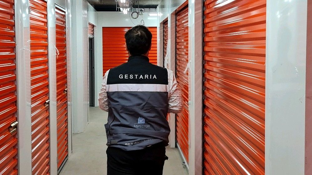 ITO de Gestaria caminando por pasillo de proyecto terminado