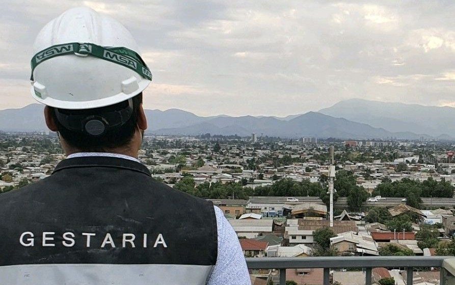Inspector Técnico de Obra (ITO) de Gestaria supervisando construcción