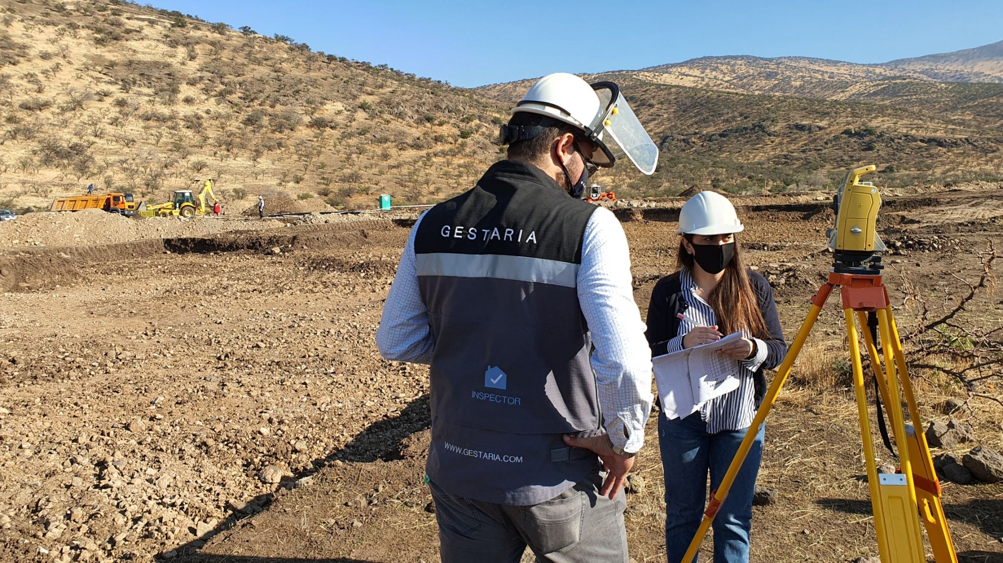 ITO de Gestaria supervisando construcción en terreno