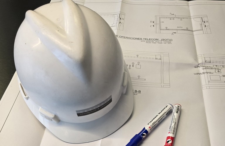 Casco de ITO de Gestaria sobre planos de construcción