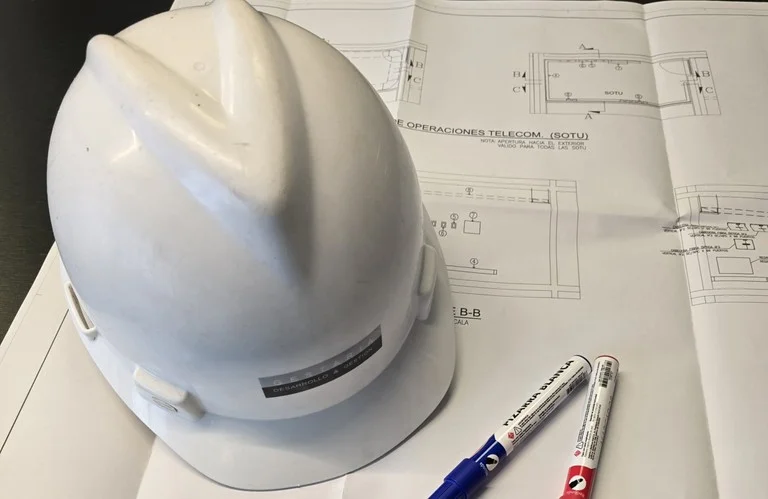 Casco de ITO de Gestaria sobre planos de construcción