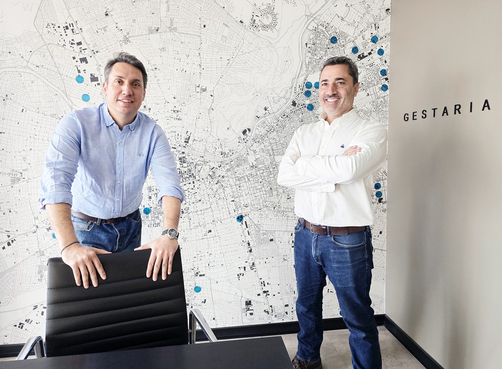 Socios Sebastián y Juan Pablo en la oficina de Gestaria