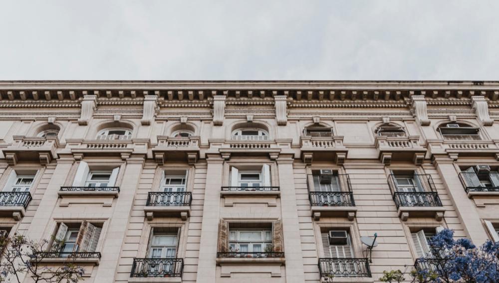 Fachada clásica de un edificio de oficinas con balcones