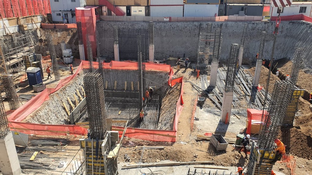 Obra en construcción en etapa de fundaciones y enfierraduras